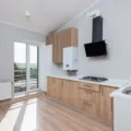 Desain kitchen set minimalis kayu multiplek dengan meja granit di dapur rumah