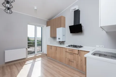 Desain kitchen set minimalis kayu multiplek dengan meja granit di dapur rumah