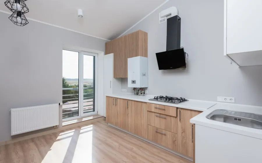 Desain kitchen set minimalis kayu multiplek dengan meja granit di dapur rumah