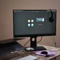Set up meja kerja minimalis dengan monitor tambahan yang sejajar dengan pandangan mata