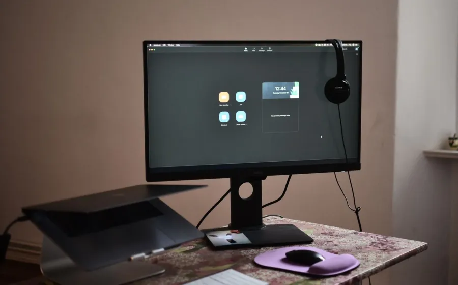 Set up meja kerja minimalis dengan monitor tambahan yang sejajar dengan pandangan mata