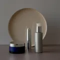 Deretan botol skincare dan pelembap wajah untuk panduan cara memilih produk skincare yang tepat