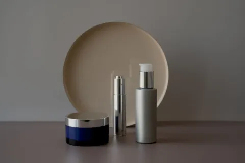 Deretan botol skincare dan pelembap wajah untuk panduan cara memilih produk skincare yang tepat