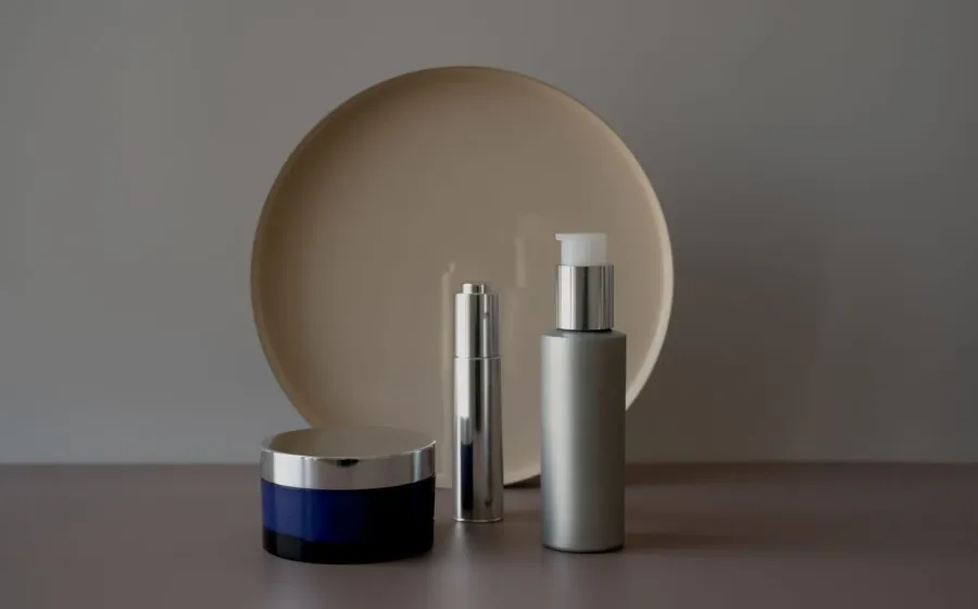 Deretan botol skincare dan pelembap wajah untuk panduan cara memilih produk skincare yang tepat