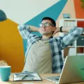 Pekerja mematikan laptop kantor untuk menjaga keseimbangan kerja dan hidup di rumah
