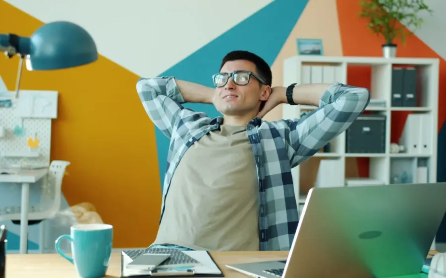 Pekerja mematikan laptop kantor untuk menjaga keseimbangan kerja dan hidup di rumah