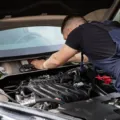 Pemeriksaan ruang mesin mobil untuk cara merawat kendaraan agar tidak cepat rusak