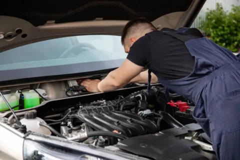 Pemeriksaan ruang mesin mobil untuk cara merawat kendaraan agar tidak cepat rusak