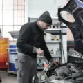 Pengecekan ruang mesin sebagai bagian dari cara merawat mobil setelah perjalanan jauh agar performa kembali prima