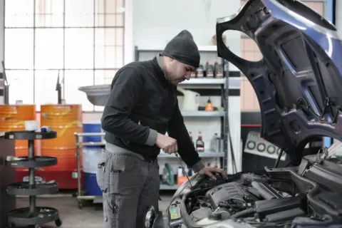 Pengecekan ruang mesin sebagai bagian dari cara merawat mobil setelah perjalanan jauh agar performa kembali prima