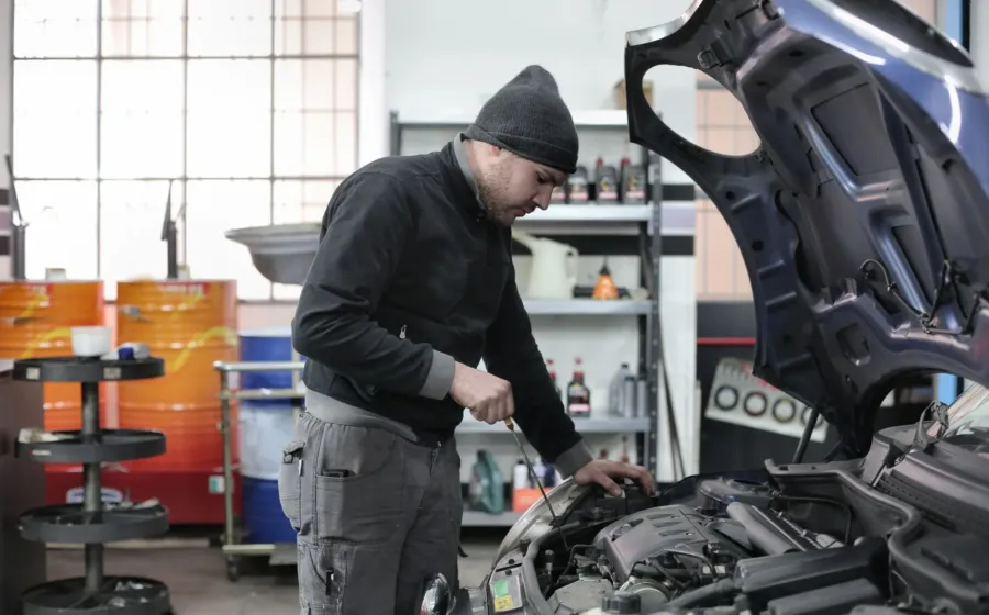 Pengecekan ruang mesin sebagai bagian dari cara merawat mobil setelah perjalanan jauh agar performa kembali prima