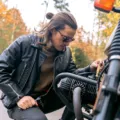 Mekanik sedang merawat motor untuk perjalanan jauh di bengkel