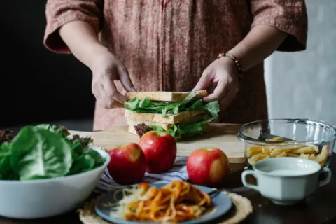 Menu makanan sehat untuk makan malam porsi seimbang dalam piring