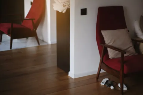 Tips membuat ruang tamu nyaman dengan pencahayaan hangat dan sofa santai minimalis
