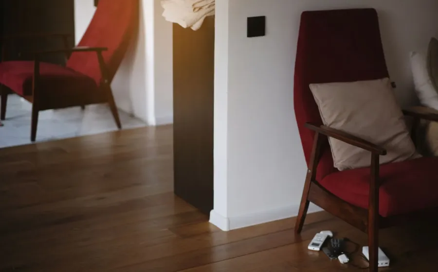 Tips membuat ruang tamu nyaman dengan pencahayaan hangat dan sofa santai minimalis