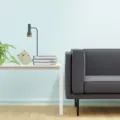Penataan ruang tamu rapi dengan furnitur minimalis berkaki ramping dan meja multifungsi