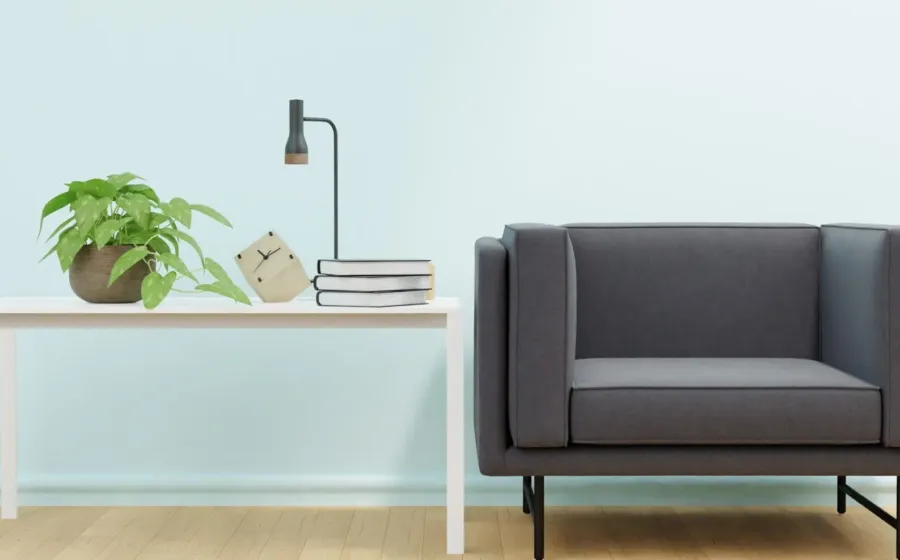 Penataan ruang tamu rapi dengan furnitur minimalis berkaki ramping dan meja multifungsi