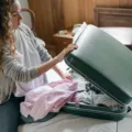 Pakaian traveling yang digulung rapi di dalam koper jinjing untuk menghemat ruang