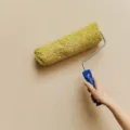 Contoh palet warna interior rumah minimalis pada tembok ruang tamu