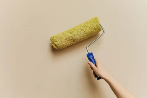 Contoh palet warna interior rumah minimalis pada tembok ruang tamu