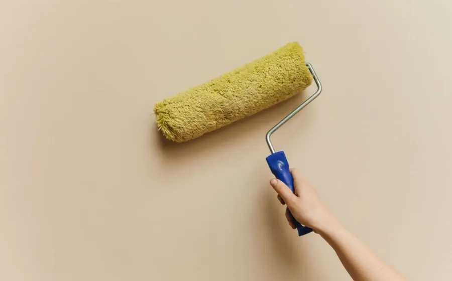 Contoh palet warna interior rumah minimalis pada tembok ruang tamu
