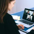 Webcam eksternal terpasang di atas monitor komputer untuk panggilan video kerja
