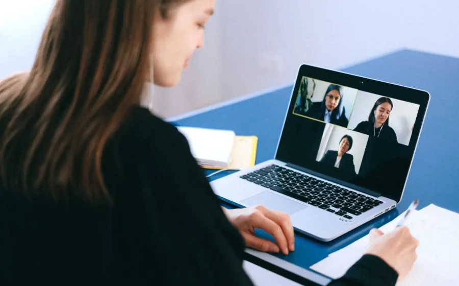 Webcam eksternal terpasang di atas monitor komputer untuk panggilan video kerja