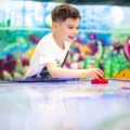 Tips menghadapi anak aktif yang sedang bermain bola plastik dengan ceria di ruang keluarga
