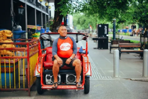 Wisata menarik solo traveler sedang berjalan santai di kawasan Malioboro Yogyakarta