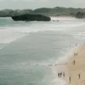 Pemandangan wisata pantai di Indonesia kawasan tebing karang Gunungkidul Yogyakarta saat sore hari