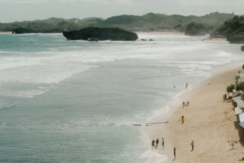 Pemandangan wisata pantai di Indonesia kawasan tebing karang Gunungkidul Yogyakarta saat sore hari