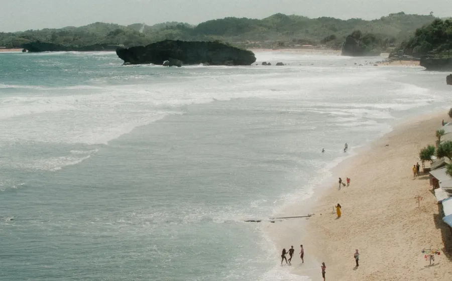 Pemandangan wisata pantai di Indonesia kawasan tebing karang Gunungkidul Yogyakarta saat sore hari