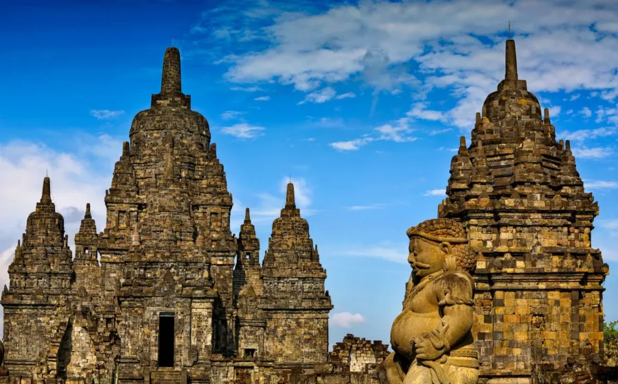 Pemandangan candi dan lanskap wisata populer di Indonesia kawasan Yogyakarta
